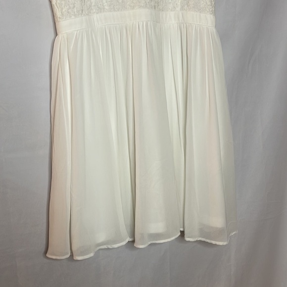 Mi Ami WHITE FLOWER EMBROIDERED CHIFFON DRESS (L) - Picture 3 of 6